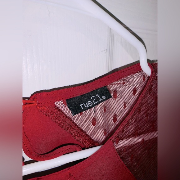 Maroon lace shoulder top - Picture 2 of 4